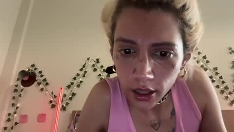Snapshot of suki_with_the_good_coochie chatting on 07-10-26, 12:52 Asian and a white online show from 07-10-26, 12:52
