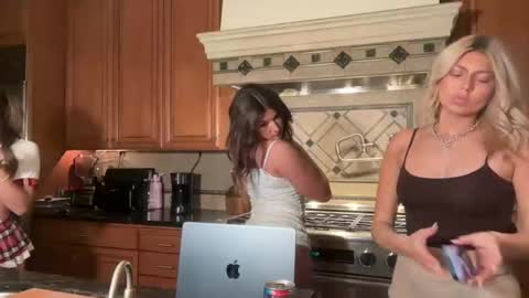 Snapshot of summerclarke2 chatting on 10-07-25, 06:43 summerclarke2 online show from 10-07-25, 06:43