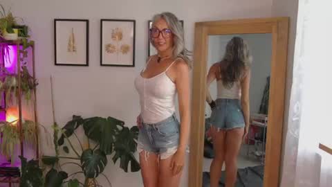 Snapshot of sunnie_dayz chatting on 07-24-26, 09:02 Hi Im Sunnie - Next show Friday August 1 online show from 07-24-26, 09:02