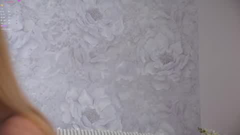 Snapshot of sunnmoonn chatting on 05-10-26, 02:33 Lily online show from 05-10-26, 02:33