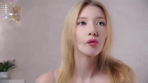 Snapshot of sunnmoonn chatting on 05-18-26, 02:34 Lily online show from 05-18-26, 02:34