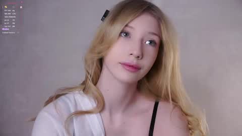 Snapshot of sunnmoonn chatting on 05-20-26, 02:45 Lily online show from 05-20-26, 02:45