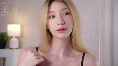 Snapshot of sunnmoonn chatting on 05-22-26, 02:44 Lily online show from 05-22-26, 02:44