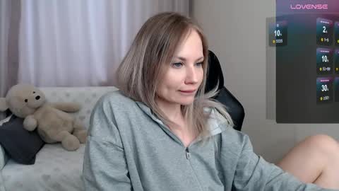 Snapshot of sunny_bunny6 chatting on 04-28-26, 04:39 Naomi online show from 04-28-26, 04:39