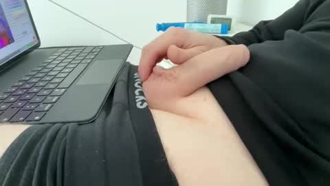 Snapshot of surfstar81 chatting on 09-10-25, 09:20 surfstar81 online show from 09-10-25, 09:20