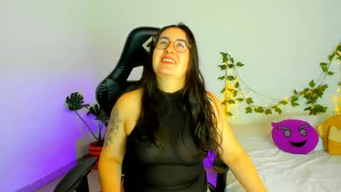 Snapshot of susan_fox1 chatting on 06-19-26, 07:39 Dani online show from 06-19-26, 07:39