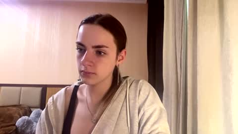 Snapshot of suzannetigerino chatting on 06-29-26, 07:25 Emila online show from 06-29-26, 07:25