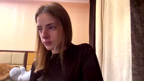 Snapshot of suzannetigerino chatting on 07-17-26, 07:15 Emila online show from 07-17-26, 07:15