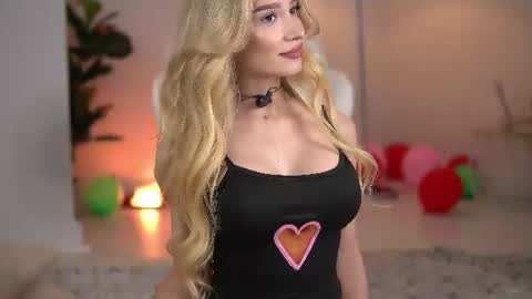 Snapshot of svveetluna chatting on 06-19-26, 03:11 SweetLuna online show from 06-19-26, 03:11