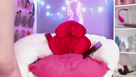 Snapshot of sweeeets85 chatting on 11-21-25, 02:27 sweeeets85 online show from 11-21-25, 02:27