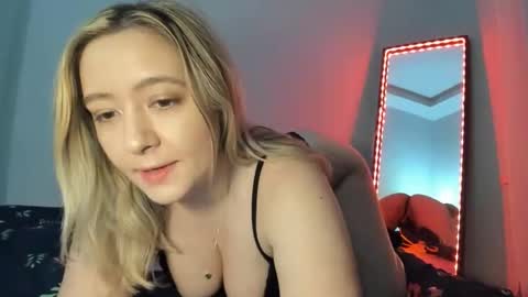 Snapshot of sweet4you1992 chatting on 10-11-25, 08:24 Anne Marie online show from 10-11-25, 08:24