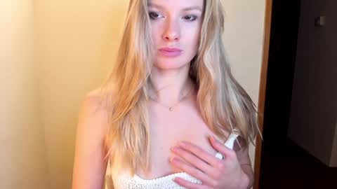 Snapshot of sweet_angel_a chatting on 01-04-25, 10:24 Ann - your sweet girl online show from 01-04-25, 10:24