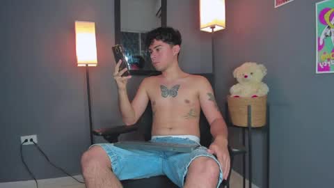 Snapshot of sweet_boysxss chatting on 03-31-26, 07:09 Theo ithan leo online show from 03-31-26, 07:09