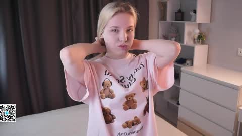 Snapshot of sweet_lily_1 chatting on 04-29-26, 07:20 Lily online show from 04-29-26, 07:20
