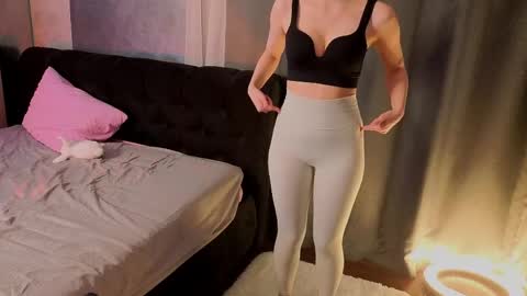 Snapshot of sweet_lynx chatting on 04-21-26, 04:12 Lana online show from 04-21-26, 04:12