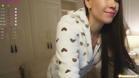 Snapshot of sweet_moan chatting on 12-08-24, 11:03 Dana online show from 12-08-24, 11:03