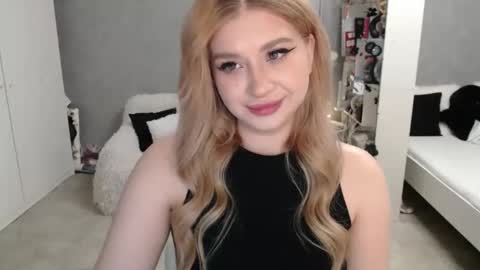 sweet_nicole_333 online show from 03-22-26, 09:23