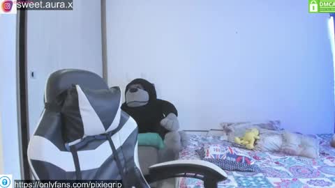 SweetAura0 0  online show from 04-20-26, 07:26