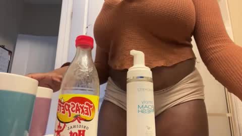 Snapshot of sweetgirllei chatting on 02-02-25, 06:10 sweetgirllei online show from 02-02-25, 06:10