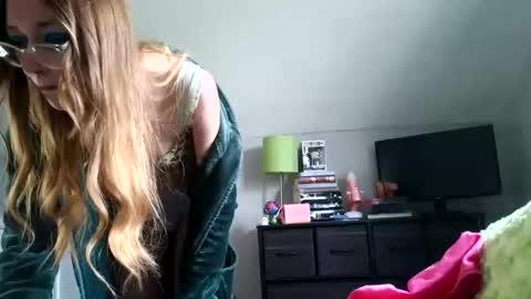 Snapshot of sweetgirlls chatting on 05-22-26, 04:01 sweetgirlls online show from 05-22-26, 04:01