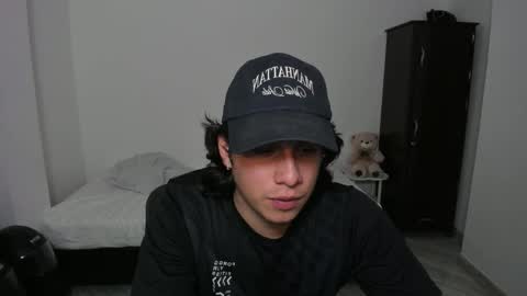 Snapshot of sweetlian_04 chatting on 12-15-25, 02:05 Lian online show from 12-15-25, 02:05