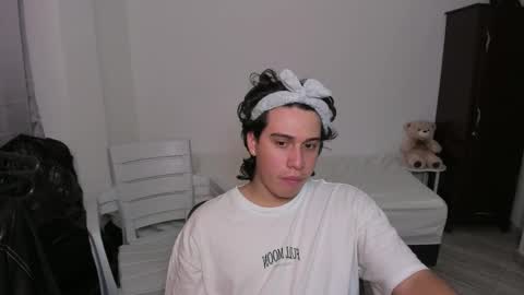 Snapshot of sweetlian_04 chatting on 12-17-25, 06:47 Lian online show from 12-17-25, 06:47