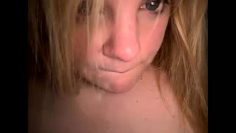 Snapshot of sweetlisa92 chatting on 05-22-26, 11:05 Lisa online show from 05-22-26, 11:05