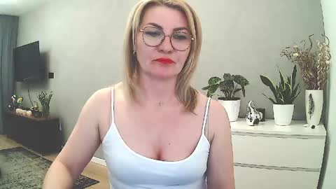 Snapshot of sweetmarthaaa chatting on 04-28-26, 03:06 sweetmarthaaa online show from 04-28-26, 03:06