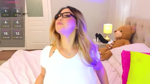 Snapshot of sweetmelon_ chatting on 10-17-25, 07:00 Daniella online show from 10-17-25, 07:00