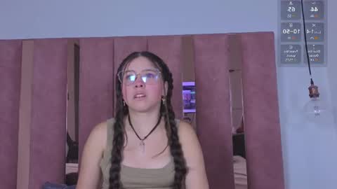 Snapshot of sweetniite chatting on 06-21-26, 04:04 Nite3 online show from 06-21-26, 04:04