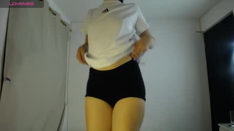 Snapshot of sweetpink1_ chatting on 09-30-25, 03:33 Caro  Lily online show from 09-30-25, 03:33
