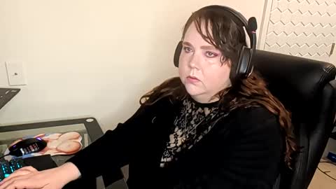 Snapshot of sweetsapphics chatting on 11-06-25, 10:27 ruby and scarlet online show from 11-06-25, 10:27