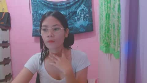 Snapshot of sweetsexygirl20 chatting on 06-25-26, 05:45 Mia online show from 06-25-26, 05:45