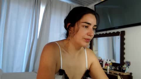 Snapshot of sweetsmile28 chatting on 03-15-26, 02:34 Dianis online show from 03-15-26, 02:34