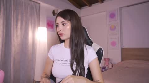 Cat independent model  online show from 10-12-25, 03:38