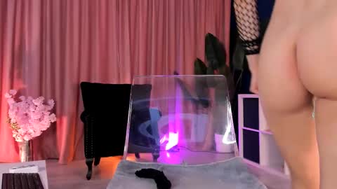 Leya online show from 10-31-25, 06:03