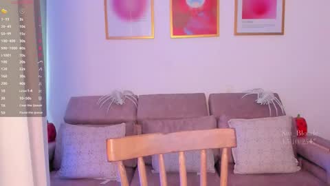 Snapshot of swt_blonde chatting on 10-15-25, 07:47 Ambar online show from 10-15-25, 07:47