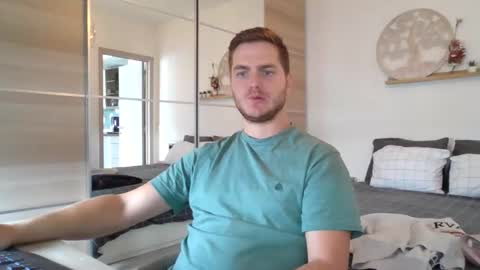 Snapshot of syl092 chatting on 10-05-25, 10:35 syl092 online show from 10-05-25, 10:35