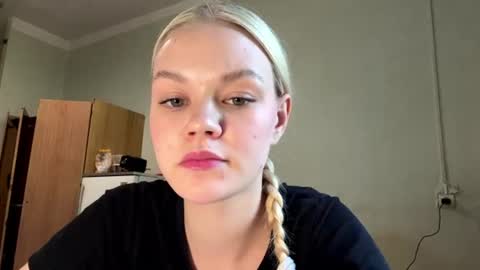 Mia online show from 07-20-26, 01:13