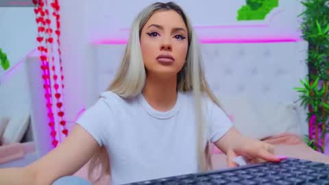 Snapshot of taahiraarabian chatting on 02-10-25, 01:22 Arianna online show from 02-10-25, 01:22