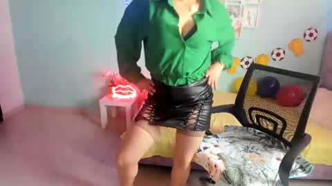Snapshot of talia_mystic chatting on 06-18-26, 12:42 Talia mia online show from 06-18-26, 12:42