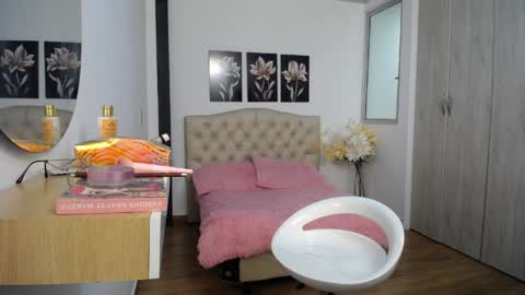 Hi im sara online show from 04-22-26, 01:01