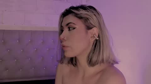 Snapshot of tamarathompsonn chatting on 10-22-25, 01:39 Tamara. online show from 10-22-25, 01:39