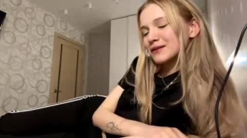 Snapshot of tamerabaus chatting on 06-07-26, 06:11 Monica online show from 06-07-26, 06:11