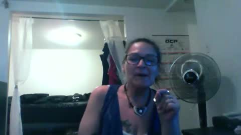 Snapshot of tanahslips chatting on 10-25-25, 08:58 Tanah online show from 10-25-25, 08:58