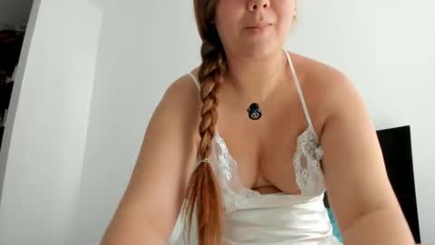 Snapshot of tara__ chatting on 04-19-26, 02:05 tara__ online show from 04-19-26, 02:05