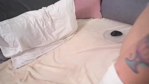 RHEA  pronanciation like Reya   online show from 12-17-25, 02:12