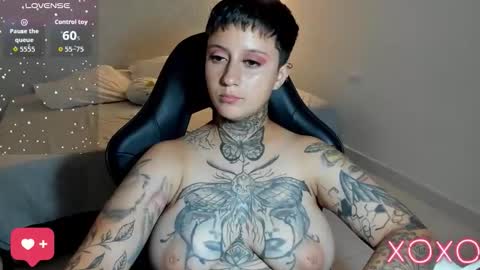 Snapshot of tatoo_girl chatting on 10-25-25, 09:42 jess online show from 10-25-25, 09:42