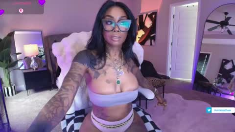 Snapshot of tatted_vixen chatting on 03-30-26, 02:40 Tatted Queen online show from 03-30-26, 02:40