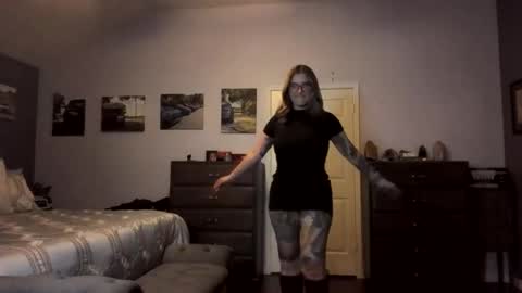 Snapshot of tattedlasirena chatting on 11-06-25, 03:40 La Sirena online show from 11-06-25, 03:40